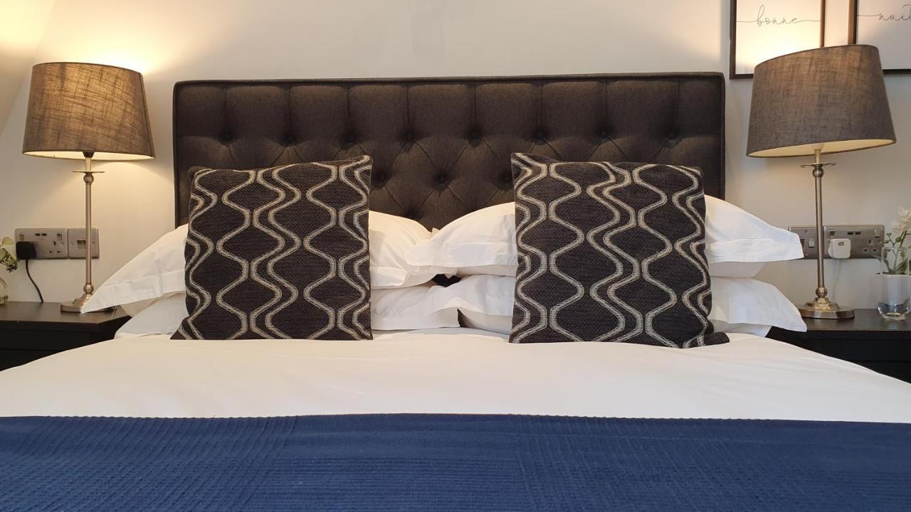 A Room With A View Hove Exteriér fotografie A bed with a headboard