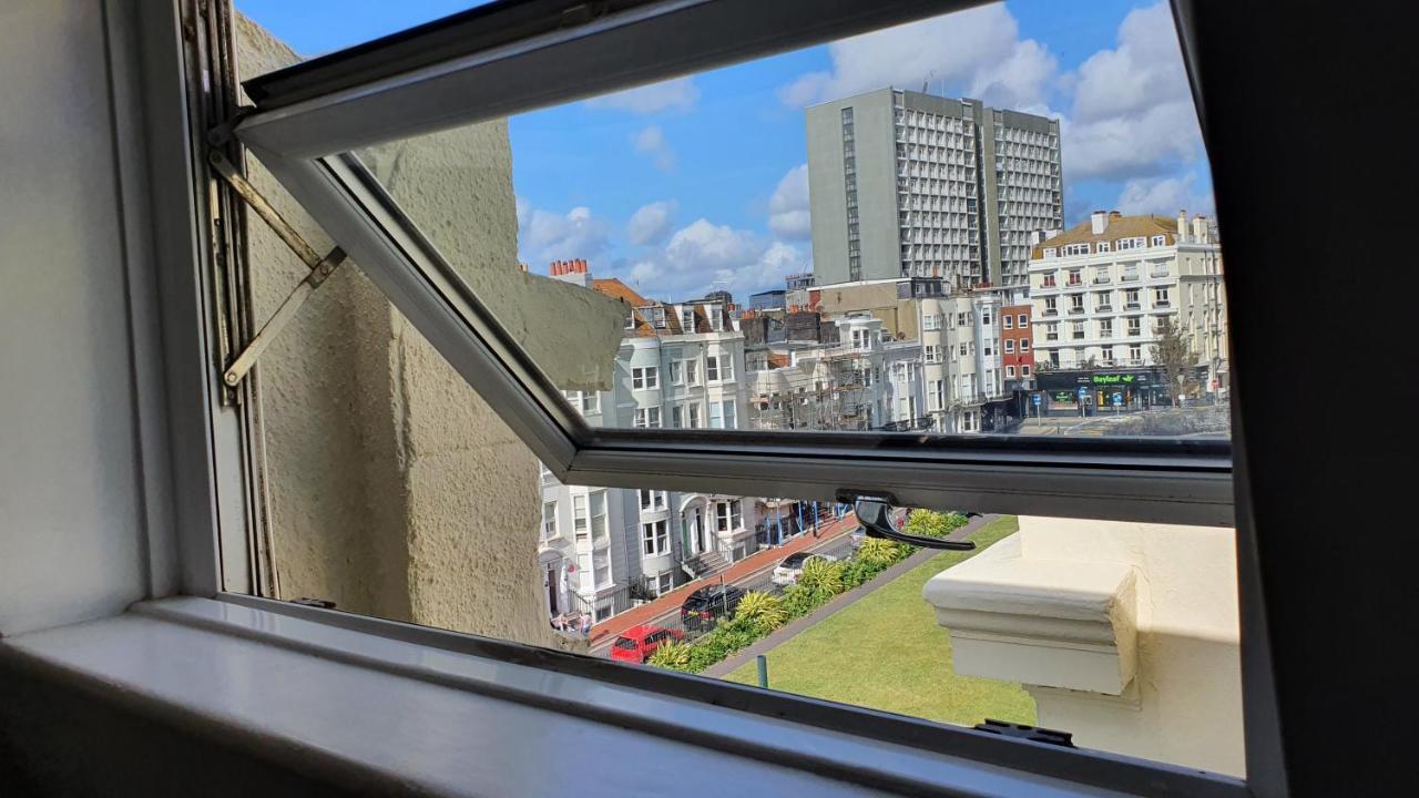 A Room With A View Hove Exteriér fotografie A window in Brussels
