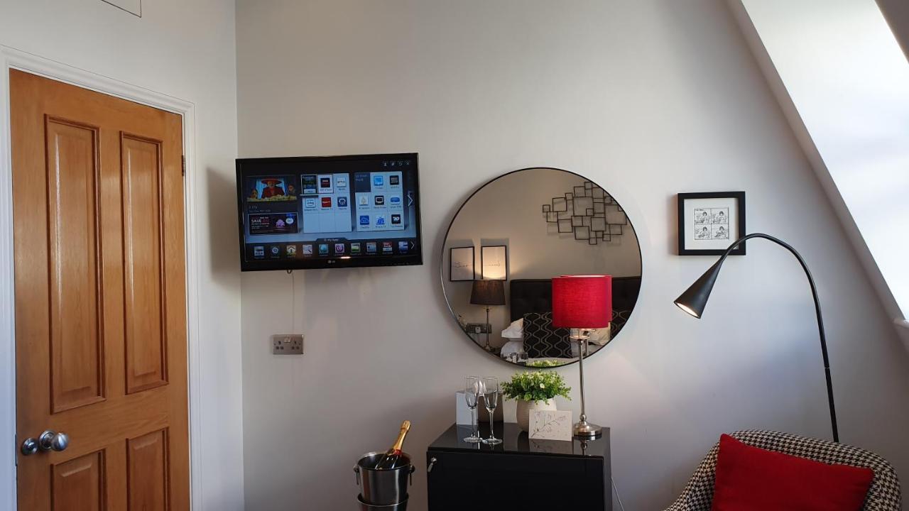 A Room With A View Hove Exteriér fotografie A television mounted on a wall