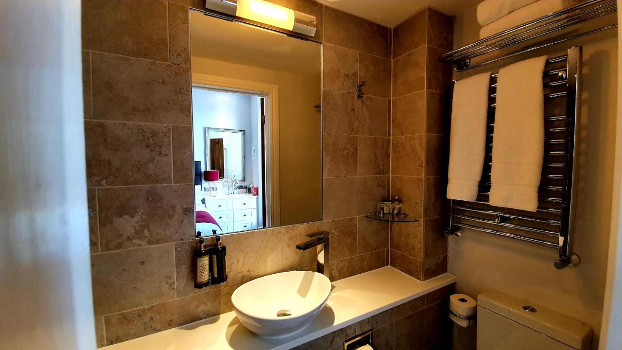 A Room With A View Hove Exteriér fotografie Bathroom mirror