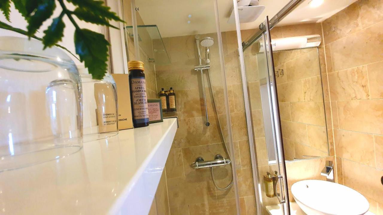 A Room With A View Hove Exteriér fotografie A shower with a sliding door