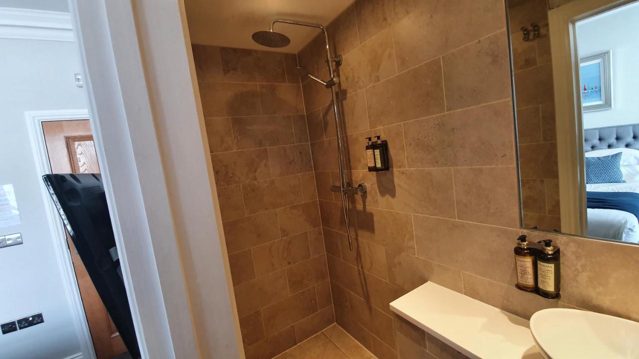A Room With A View Hove Exteriér fotografie A shower cubicle