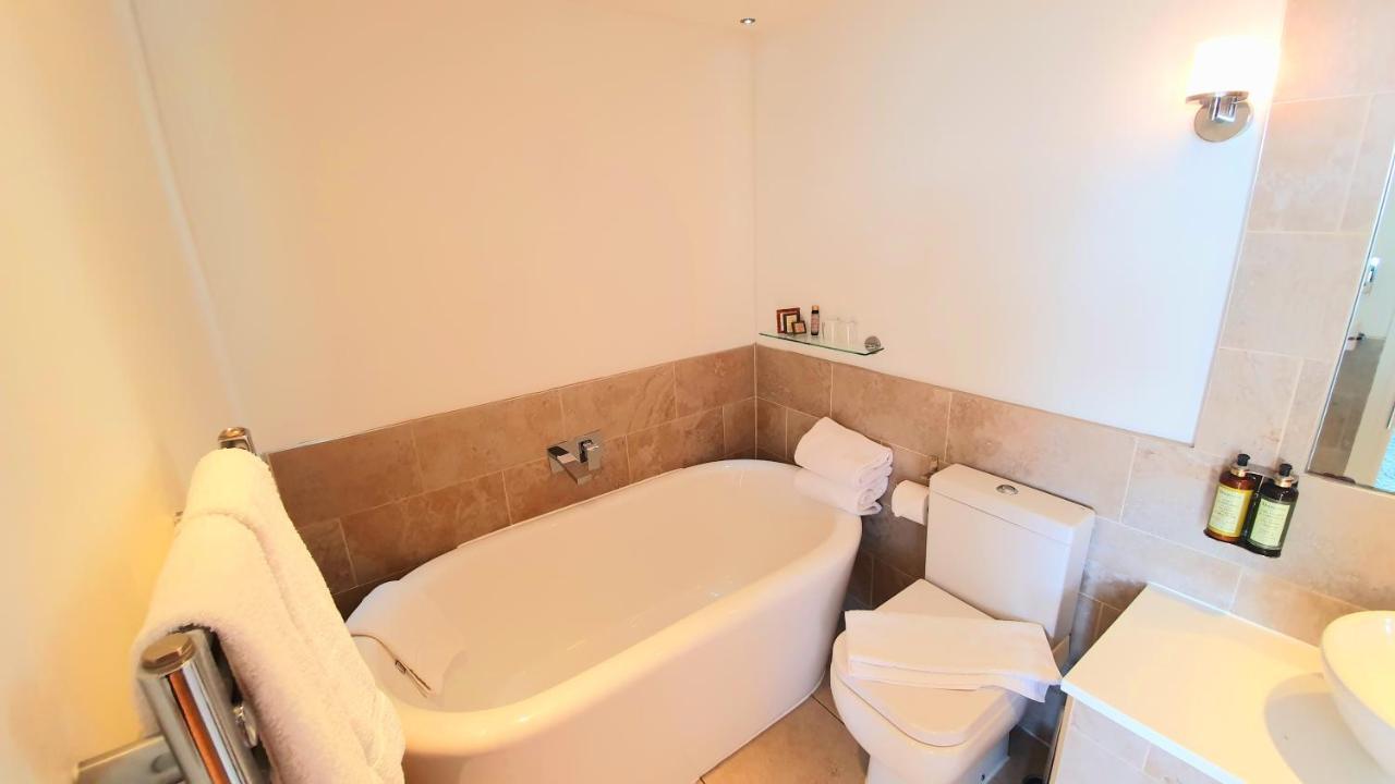 A Room With A View Hove Exteriér fotografie A modern Japanese bathroom