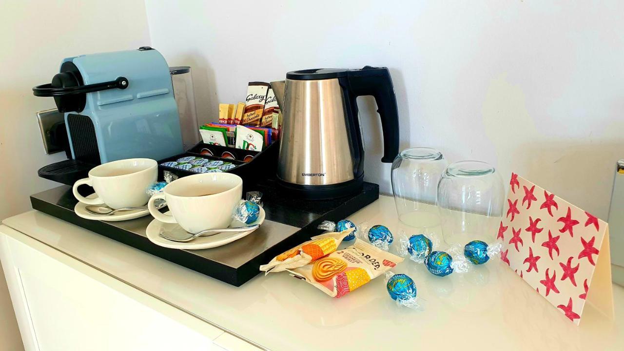 A Room With A View Hove Exteriér fotografie A kettle in a hotel room