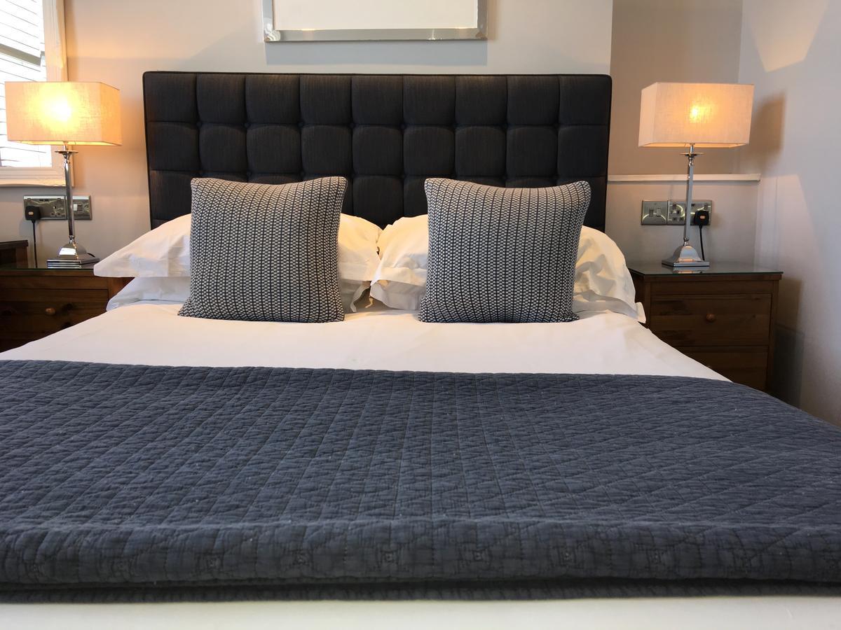 A Room With A View Hove Exteriér fotografie A bed with a throw